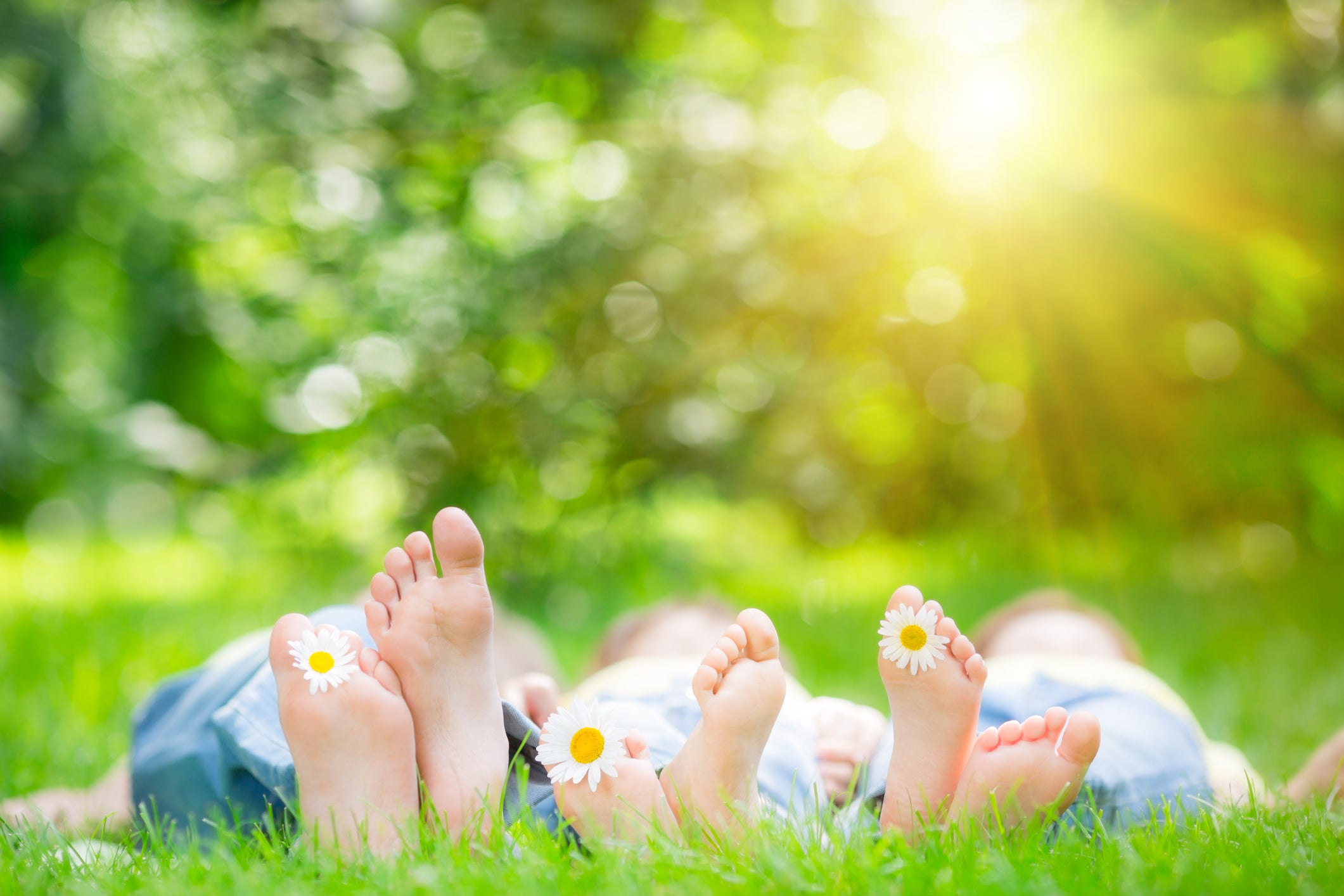 5 Reasons why you should let your child go barefoot - Eco Explorers